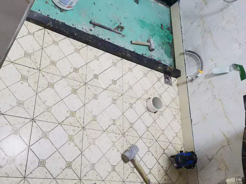 衛(wèi)生間地面防水裝修:首先要將墻面地面都要清潔干凈，這點非常重要，不能有散沙、土、石塊等干擾基層。如果基層開發(fā)商做的很不好的話，表面還要刷一層界面劑以防止墻面表面起沙。用噴壺將陰角部分和管根部分噴水，噴水的主要目的就是防止墻面吸收了堵漏寶太多的水分，造成堵漏寶沒有和墻面凝結(jié)在一起。那么噴多少水呢，建議以表面沒有明顯積水為宜。刷完以后，由于速凝型的堵漏寶干燥較快，所以基本不用等待，干的非?？臁Ｈ缓髮⒌谝槐槎侣毶箱伜镁W(wǎng)格布，主要是防止堵漏寶初凝以后裂開。然后進行第二遍涂刷堵漏寶，刷完咱們就要進行下面柔韌性防水涂刷的步驟了。