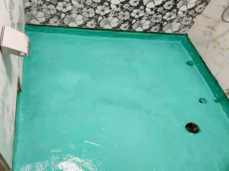 衛(wèi)生間地面防水裝修:首先要將墻面地面都要清潔干凈，這點非常重要，不能有散沙、土、石塊等干擾基層。如果基層開發(fā)商做的很不好的話，表面還要刷一層界面劑以防止墻面表面起沙。用噴壺將陰角部分和管根部分噴水，噴水的主要目的就是防止墻面吸收了堵漏寶太多的水分，造成堵漏寶沒有和墻面凝結(jié)在一起。那么噴多少水呢，建議以表面沒有明顯積水為宜。刷完以后，由于速凝型的堵漏寶干燥較快，所以基本不用等待，干的非常快。然后將第一遍堵漏寶上鋪好網(wǎng)格布，主要是防止堵漏寶初凝以后裂開。然后進行第二遍涂刷堵漏寶，刷完咱們就要進行下面柔韌性防水涂刷的步驟了。