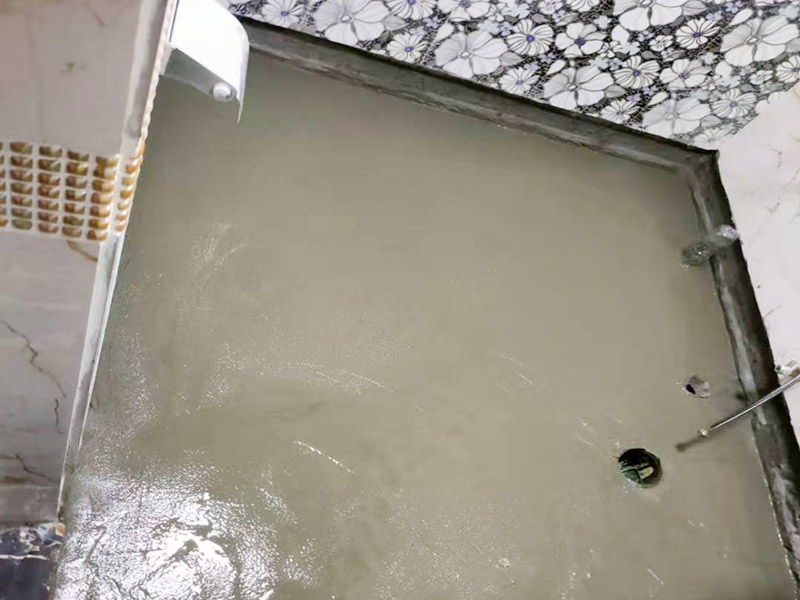 衛(wèi)生間地面防水裝修:首先要將墻面地面都要清潔干凈，這點非常重要，不能有散沙、土、石塊等干擾基層。如果基層開發(fā)商做的很不好的話，表面還要刷一層界面劑以防止墻面表面起沙。用噴壺將陰角部分和管根部分噴水，噴水的主要目的就是防止墻面吸收了堵漏寶太多的水分，造成堵漏寶沒有和墻面凝結(jié)在一起。那么噴多少水呢，建議以表面沒有明顯積水為宜。刷完以后，由于速凝型的堵漏寶干燥較快，所以基本不用等待，干的非?？?。然后將第一遍堵漏寶上鋪好網(wǎng)格布，主要是防止堵漏寶初凝以后裂開。然后進行第二遍涂刷堵漏寶，刷完咱們就要進行下面柔韌性防水涂刷的步驟了。