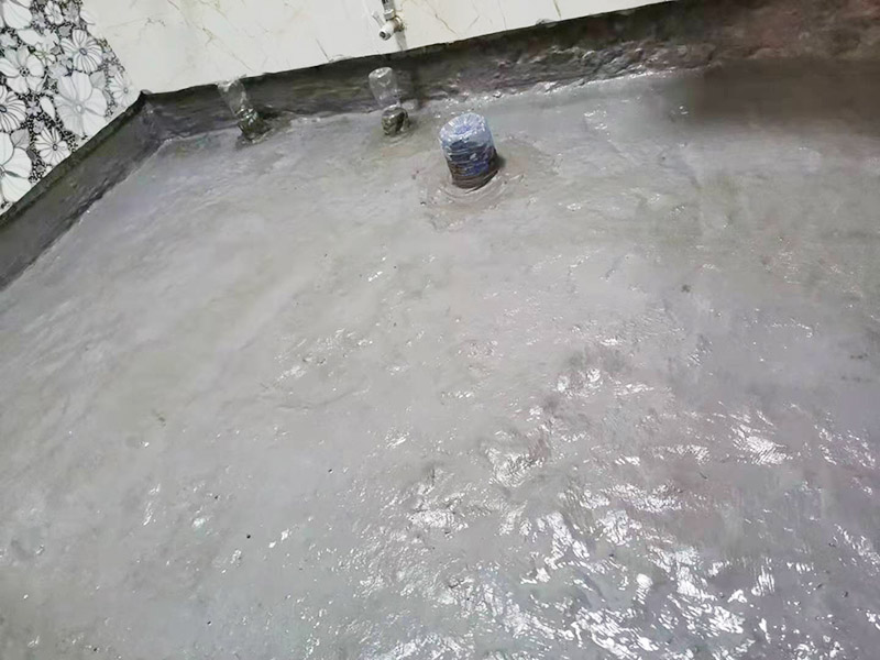衛(wèi)生間地面防水裝修:首先要將墻面地面都要清潔干凈，這點非常重要，不能有散沙、土、石塊等干擾基層。如果基層開發(fā)商做的很不好的話，表面還要刷一層界面劑以防止墻面表面起沙。用噴壺將陰角部分和管根部分噴水，噴水的主要目的就是防止墻面吸收了堵漏寶太多的水分，造成堵漏寶沒有和墻面凝結(jié)在一起。那么噴多少水呢，建議以表面沒有明顯積水為宜。刷完以后，由于速凝型的堵漏寶干燥較快，所以基本不用等待，干的非?？臁Ｈ缓髮⒌谝槐槎侣毶箱伜镁W(wǎng)格布，主要是防止堵漏寶初凝以后裂開。然后進行第二遍涂刷堵漏寶，刷完咱們就要進行下面柔韌性防水涂刷的步驟了。