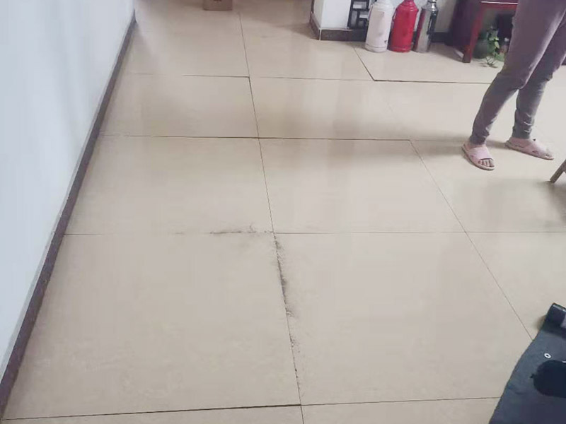 客廳瓷磚起翹維修：1.把翹起的磚全部拆下，然后,把磚底下清理干凈，再用水泥弄平整,之后,把磚放上去即可。 2.找個(gè)切割機(jī),把翹起的地板割條縫,注意要割剛剛翹起的,不然沒(méi)發(fā)割,把翹起的地板都掀起，下面掃干凈,每塊地板都抹上地板膠再粘上就可以了。