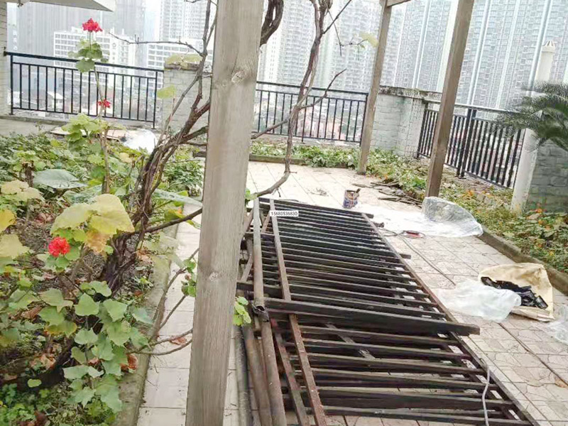 屋頂露臺更換翻新：出灰餅前對陽臺欄板、梁、線條進(jìn)行認(rèn)真檢查，對基層破損進(jìn)行認(rèn)真修補(bǔ)，將板面基層上的鉛絲，灰塵、污垢等清理干凈及除銹防銹處理。 　　陽臺欄板凸出的部分需用花蘭螺絲掛直，在水平方向上保證同一樓層同一水平線的陽臺欄板、梁、線條的厚度、進(jìn)出一致;豎直方向上保證不同樓層同一陽臺欄板、梁、線條的厚度、進(jìn)出一致。    欄桿兩側(cè)為欄板時，確定陽臺欄桿寬度后，在外墻裝飾施工前制作兇角，并上下掛直。    陽臺欄板一側(cè)為外墻時，在外墻混凝土基層上預(yù)留欄桿安裝孔洞，在陽臺欄桿安裝完成后將外保溫維修