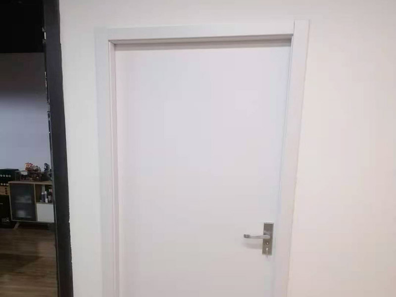 木門安裝服務(wù)：木門安裝的第一步是拼裝門套，要先將木門的門套和立板找出，依據(jù)反面編號對好接合口，其采口應(yīng)在同一平面上，然后在接口處涂上膠水。在拼裝時，不要直接把螺絲打入門套內(nèi)，應(yīng)查看采口之間的尺度是否正確，接合處是否平坦結(jié)實再進(jìn)行安裝。當(dāng)門套拼接好之后，就需要將它放在門洞內(nèi)，然后使用一些木條將它的四周進(jìn)行固定，門套的雙面應(yīng)與墻體保持在同一平面上。其次要查看門套的全體是否和地面垂直，門套的頂板和兩立板的兩個角是否直角，門套立板有無曲折。 接著需要安裝門扇，在這個步驟，需要注意的是其合頁槽與門扇兩邊的距離應(yīng)以門扇高度的1/10為宜，合頁槽的深度以合頁的單片厚度為宜。如果門的重量較重，就需要安裝3個合頁。當(dāng)合頁裝好以后，要再用螺絲將其固定。需要注意的是門套上的合頁要先只擰上一顆螺釘，然后關(guān)門查看門的左右和上面的縫隙是否相同，開啟是否靈敏，確認(rèn)無誤后，再將其它的螺釘擰緊固定。