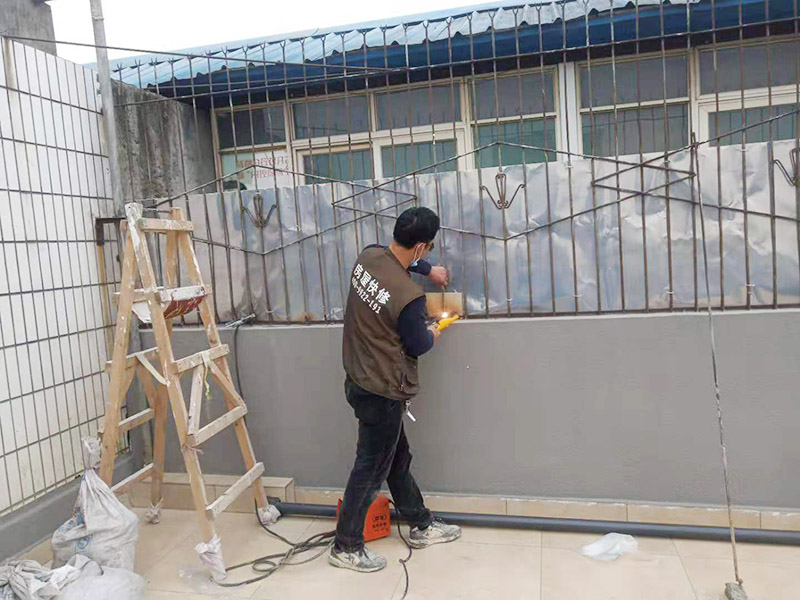 屋頂欄桿安裝：先把橫桿和豎桿分開；把防水圈放進(jìn)其中的兩根橫桿里（只需要放朝上的一個(gè)面）最上面一個(gè)橫桿是不用放的；最上面橫桿上的防水圈是先穿進(jìn)豎桿里的（注意方向不要放錯(cuò)）；找出兩根帶小圓孔的豎桿把這兩根豎桿穿進(jìn)橫桿處有圓孔部位里，用螺絲固定（最下面一個(gè)橫桿的螺絲等全部組裝好以后才固定）；依次把其他豎桿也同樣穿進(jìn)橫桿里；全部豎桿穿好后把卡片豎直放進(jìn)豎桿的孔里，再轉(zhuǎn)動(dòng)卡片，讓它卡進(jìn)豎桿里；把組裝好的護(hù)欄，用連接件把橫桿和立柱連接，用螺絲固定；把腳板用膨脹螺絲固定在地面上。