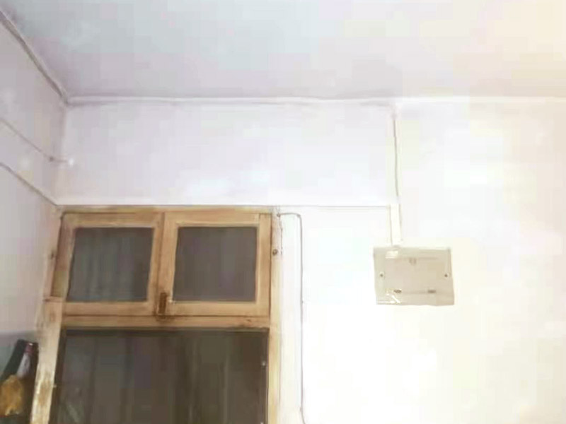 全屋明裝線路：畫框線：根據(jù)需要，在墻面的合適處畫出埋穴位置，并比照接線盒大?。ㄋ闹躡ai放大2—3毫米），畫出開鑿范圍框線（兩個(gè)裝蓋孔應(yīng)保持水平）。 鑿框線：以平口鑿沿柜線垂直鑿出深溝，然后從框內(nèi)向框外斜鑿去磚角，反復(fù)進(jìn)行，并注意不得崩裂框線。 鑿穴孔：將框內(nèi)多余磚角鑿去，直至深度略大于接線盒高度，不得過淺或過深。 修乎穴孔：鑿平埋穴四周與穴底，以放人接線盒端正、服帖為宜。 現(xiàn)埋接線盒：裝正接線盒，敲去安裝孔蓋，對準(zhǔn)線槽，并使裝蓋面稍稍伸出磚砌面，且低于粉刷面3—5毫米，再用調(diào)成膏狀的水泥粘牢 穿線引入：利用線管內(nèi)事先穿入的引線，將待裝電線引入線管之中。