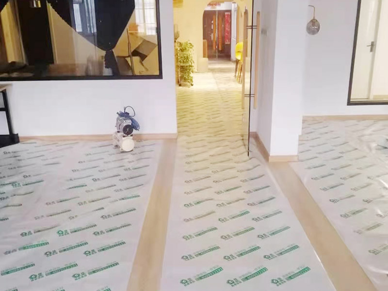 地板成品保護(hù)維修：防止磕碰：可以鋪一些柔軟耐沖擊的材料，加以防護(hù)。 防污染：后期的墻漆、膠水、有機(jī)溶劑有可能在施工中不慎滴落，污染木質(zhì)裝飾表面，可以鋪些隔離物加以防護(hù)。安裝過程中，應(yīng)注意輕拿輕放，不能碰傷、劃傷，好的鋁材應(yīng)貼好保護(hù)膜和標(biāo)簽。