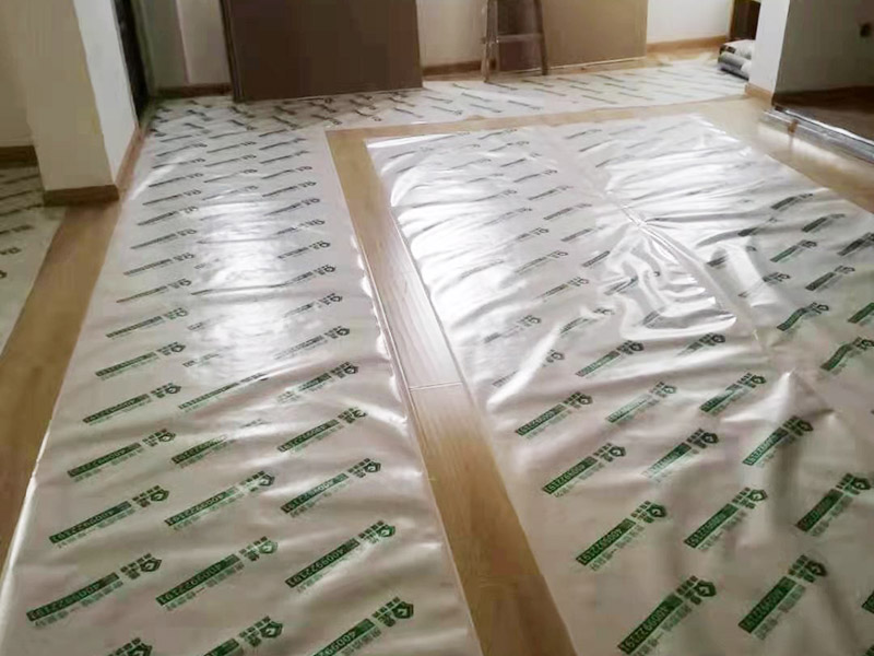地板成品保護(hù)維修：防止磕碰：可以鋪一些柔軟耐沖擊的材料，加以防護(hù)。 防污染：后期的墻漆、膠水、有機(jī)溶劑有可能在施工中不慎滴落，污染木質(zhì)裝飾表面，可以鋪些隔離物加以防護(hù)。安裝過程中，應(yīng)注意輕拿輕放，不能碰傷、劃傷，好的鋁材應(yīng)貼好保護(hù)膜和標(biāo)簽。