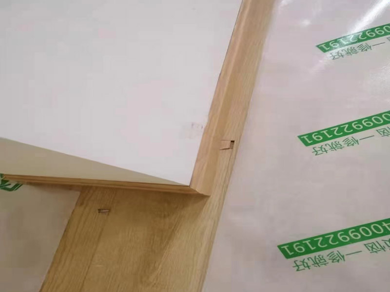 地板成品保護(hù)維修：防止磕碰：可以鋪一些柔軟耐沖擊的材料，加以防護(hù)。 防污染：后期的墻漆、膠水、有機(jī)溶劑有可能在施工中不慎滴落，污染木質(zhì)裝飾表面，可以鋪些隔離物加以防護(hù)。安裝過程中，應(yīng)注意輕拿輕放，不能碰傷、劃傷，好的鋁材應(yīng)貼好保護(hù)膜和標(biāo)簽。