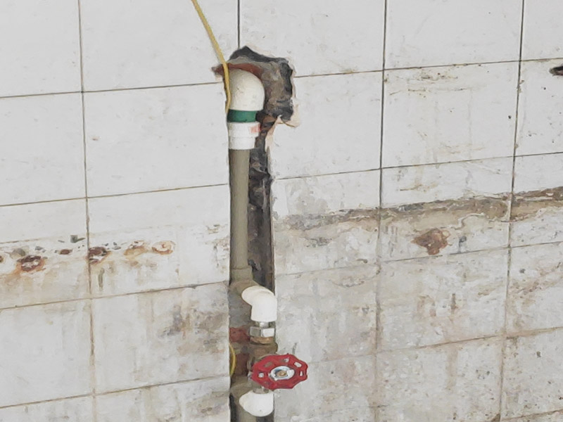 水電改造維修：水電改造，一定要注意查看原本的線路，比如電氣的原本線路設(shè)計(jì)情況、以及相關(guān)的照明，插座等是否采用分路控制的方式，這樣才能避免因?qū)υ揪€路的設(shè)計(jì)不了解而隨意檢查，造成不必要的麻煩。 水電維修改造，要檢查排水設(shè)施，通常情況下，在家裝中對于水電的改造是比較常見的，而這樣的情況下需要注意檢查排水系統(tǒng)，避免因改造中出現(xiàn)的一些疏忽，直接導(dǎo)致排水出現(xiàn)不暢通、或者是堵塞現(xiàn)象。