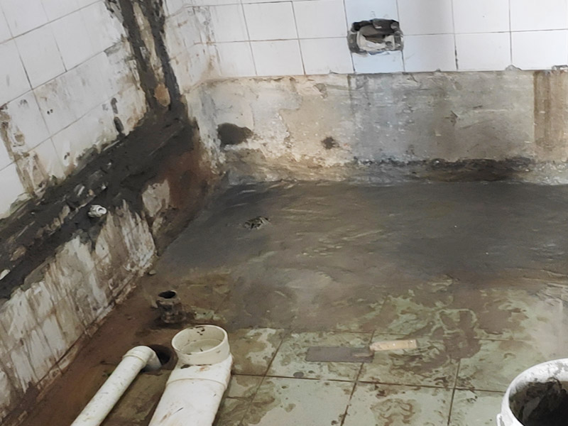 水電改造維修：水電改造，一定要注意查看原本的線路，比如電氣的原本線路設(shè)計(jì)情況、以及相關(guān)的照明，插座等是否采用分路控制的方式，這樣才能避免因?qū)υ揪€路的設(shè)計(jì)不了解而隨意檢查，造成不必要的麻煩。 水電維修改造，要檢查排水設(shè)施，通常情況下，在家裝中對于水電的改造是比較常見的，而這樣的情況下需要注意檢查排水系統(tǒng)，避免因改造中出現(xiàn)的一些疏忽，直接導(dǎo)致排水出現(xiàn)不暢通、或者是堵塞現(xiàn)象。