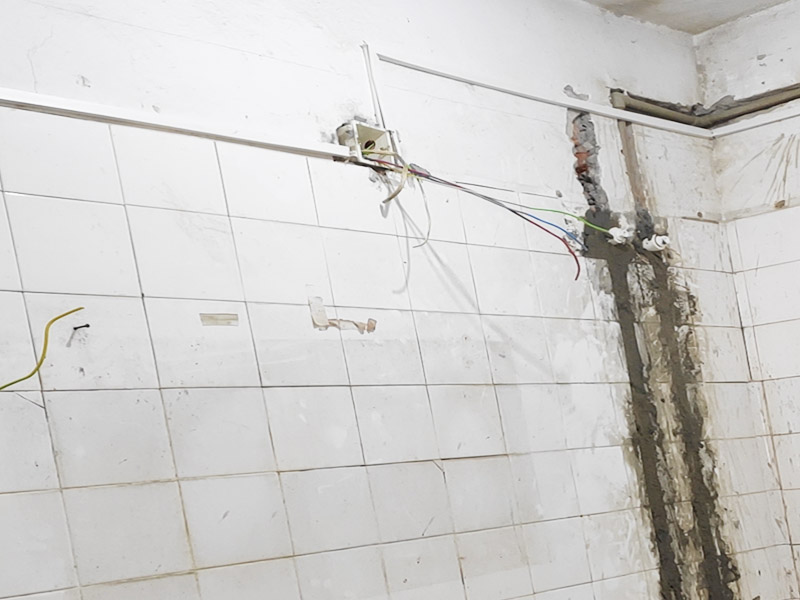 水電改造維修：水電改造，一定要注意查看原本的線路，比如電氣的原本線路設(shè)計(jì)情況、以及相關(guān)的照明，插座等是否采用分路控制的方式，這樣才能避免因?qū)υ揪€路的設(shè)計(jì)不了解而隨意檢查，造成不必要的麻煩。 水電維修改造，要檢查排水設(shè)施，通常情況下，在家裝中對于水電的改造是比較常見的，而這樣的情況下需要注意檢查排水系統(tǒng)，避免因改造中出現(xiàn)的一些疏忽，直接導(dǎo)致排水出現(xiàn)不暢通、或者是堵塞現(xiàn)象。