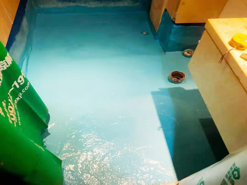 地面刷第五次防水：基層清理先將基層表面上的灰皮用鏟刀除掉，用笤帚將塵土、砂粒等雜物清掃干凈，尤其是管根，地漏和排水口等部位要仔細(xì)清理。 涂覆根據(jù)工程的特點(diǎn)和要求，選擇適當(dāng)?shù)墓し?。涂覆時(shí)要盡量均勻，不能有局部沉積，并要求多滾刷幾次使涂料與基層之間密實(shí)，不留氣泡，粘結(jié)嚴(yán)實(shí)。 保護(hù)層與裝飾層須在防水層完成2天后進(jìn)行。為了抹砂漿時(shí)施工方便，也可在防水層后一遍涂覆后，立即撒上干凈的中粗砂。