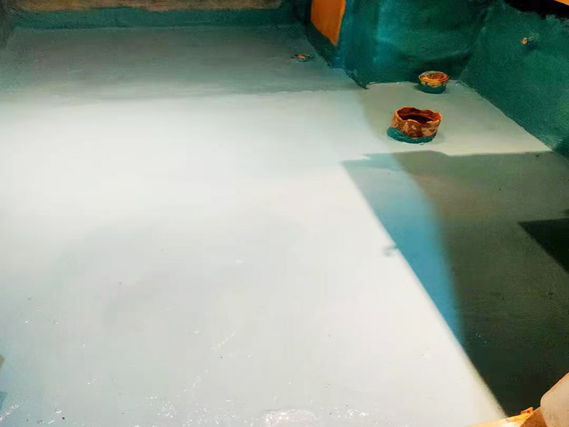 地面刷第五次防水：基層清理先將基層表面上的灰皮用鏟刀除掉，用笤帚將塵土、砂粒等雜物清掃干凈，尤其是管根，地漏和排水口等部位要仔細(xì)清理。 涂覆根據(jù)工程的特點(diǎn)和要求，選擇適當(dāng)?shù)墓し?。涂覆時(shí)要盡量均勻，不能有局部沉積，并要求多滾刷幾次使涂料與基層之間密實(shí)，不留氣泡，粘結(jié)嚴(yán)實(shí)。 保護(hù)層與裝飾層須在防水層完成2天后進(jìn)行。為了抹砂漿時(shí)施工方便，也可在防水層后一遍涂覆后，立即撒上干凈的中粗砂。