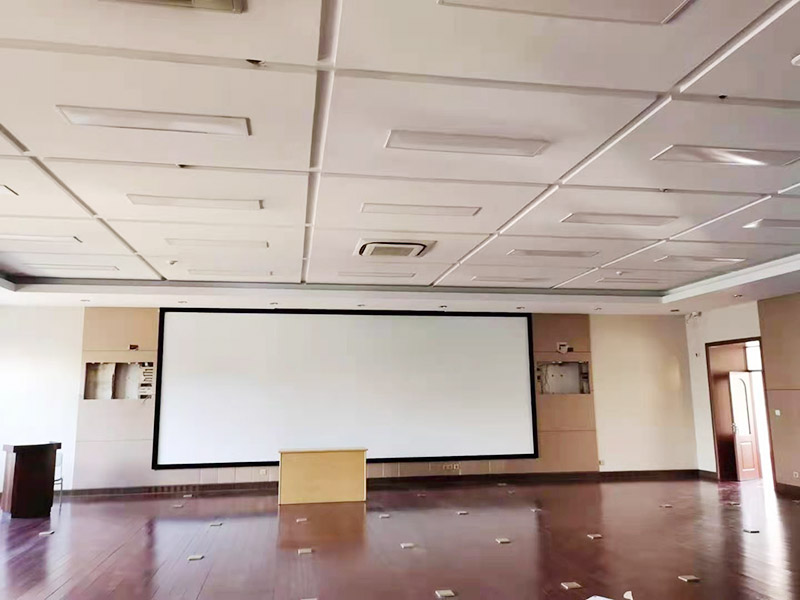 投影儀安裝案例：投影儀正向吊掛在天花板上進(jìn)行投射畫(huà)面。優(yōu)點(diǎn)：不用擔(dān)心小孩搞破壞，也不用擔(dān)心客廳空間小占位置，一次安裝一步到位，不用頻繁地調(diào)節(jié)！缺點(diǎn)：由于布線長(zhǎng)，可能會(huì)引起信號(hào)衰減，從而影響到投影效果。第一次安裝時(shí)，如何布線，如何計(jì)算與幕布之間的合理距離等都要費(fèi)一點(diǎn)腦力。裝好之后，后期維護(hù)也不方便，如除塵，換過(guò)濾網(wǎng)，清潔鏡頭等日常維護(hù)基本就很難進(jìn)行了。