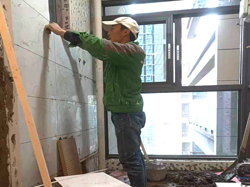 衛(wèi)生間貼磚案例：首先要根據(jù)你的衛(wèi)浴裝修來說，先鋪地磚還是先鋪墻磚，這個也是要根據(jù)家里的實際情況來定會比較好，我們知道施工還是要根據(jù)其它裝修進度來進行考慮，怎樣貼會比較好，同時也還要對后期裝修有所幫助才行，所以說還是要根據(jù)家庭裝修衛(wèi)浴的具體情況來決定，其實鋪貼地磚還是墻磚是否有利于之前施工的項目進行合理的保護，這個都是很關(guān)鍵的步驟，在鋪貼的時候就是要考慮到它的衛(wèi)浴用品會不會好安裝，這些都是要安排在里面的，只要考慮到位，這樣裝修起來才會比較方便的。