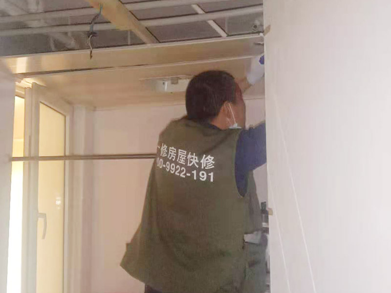 廚房管道改造：家裝管道系統(tǒng)施工：房子里明裝的管道,適合于土建的粉飾作業(yè)結(jié)束之后施行,配裝之前,需要幫助土建準(zhǔn)確的預(yù)留或者是預(yù)埋孔洞以及套管。 給水位置布置：明敷的給水立管宜布置在靠近用水量大的衛(wèi)生器具的墻角、墻邊或立柱旁。 給水系統(tǒng)布置三不：明敷的給水管不得穿越臥室、儲(chǔ)藏室以及煙道、風(fēng)道；給水管道不得緊挨熱； 給水立管距熱水器或者灶邊凈距不得小于400mm，當(dāng)條件不具備時(shí)，但最小凈距不得小于200mm。