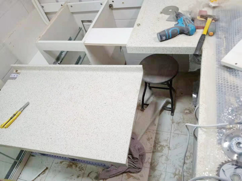 櫥柜維修改造：對廚房作防護措施,掛擋布、廚房墻面等做簡單清理,以便準確測量地面水平。 材料進場:櫥柜板材等進場。  安裝地柜 組裝:統(tǒng)一組裝好地柜,搬進廚房,按圖紙順序擺放好位置(倒放),統(tǒng)一安裝地腳。 現(xiàn)場切割:地面上墊上保護物,割口根據(jù)實物的大小從反面進行操作,保持正面不崩。 安裝順序：如有轉(zhuǎn)角柜應(yīng)先安轉(zhuǎn)角柜，沒有轉(zhuǎn)角柜先從靠墻的柜往外安裝。 水平調(diào)整：通過地柜的調(diào)節(jié)腿調(diào)節(jié)地柜水平度，誤差保持正負1mm。