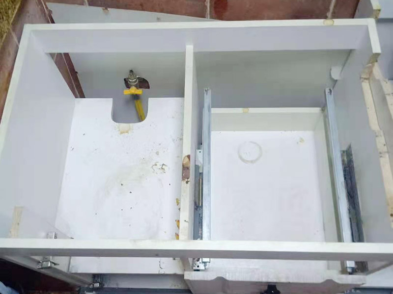 櫥柜維修改造：對廚房作防護措施,掛擋布、廚房墻面等做簡單清理,以便準確測量地面水平。 材料進場:櫥柜板材等進場。  安裝地柜 組裝:統(tǒng)一組裝好地柜,搬進廚房,按圖紙順序擺放好位置(倒放),統(tǒng)一安裝地腳。 現(xiàn)場切割:地面上墊上保護物,割口根據(jù)實物的大小從反面進行操作,保持正面不崩。 安裝順序：如有轉(zhuǎn)角柜應(yīng)先安轉(zhuǎn)角柜，沒有轉(zhuǎn)角柜先從靠墻的柜往外安裝。 水平調(diào)整：通過地柜的調(diào)節(jié)腿調(diào)節(jié)地柜水平度，誤差保持正負1mm。