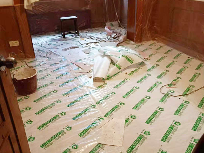 家具保護(hù)措施：地板保護(hù)，地板保護(hù)需要使用pvc+棉保護(hù)膜 （薄的保護(hù)膜會在裝修過程中踩壞），沿墻邊使用家較寬的地板專用膠帶密封。家居保護(hù)只需要使用普通pvc保護(hù)膜即可，注意下方要留足保護(hù)膜遮蓋下方地板。門窗保護(hù):使用無紡布門窗保護(hù)膜，裁剪適當(dāng)大小貼在窗戶上級窗戶框上即可。門使用pvc保護(hù)膜，小的突起如電源插座，使用保護(hù)膜覆蓋用較窄的地板專用膠帶密封。 注意：所有的密封都不要貼到需要粉刷裝修的墻面上。