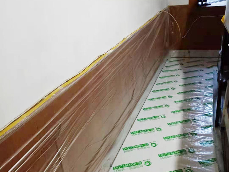 家具保護(hù)措施：地板保護(hù)，地板保護(hù)需要使用pvc+棉保護(hù)膜 （薄的保護(hù)膜會在裝修過程中踩壞），沿墻邊使用家較寬的地板專用膠帶密封。家居保護(hù)只需要使用普通pvc保護(hù)膜即可，注意下方要留足保護(hù)膜遮蓋下方地板。門窗保護(hù):使用無紡布門窗保護(hù)膜，裁剪適當(dāng)大小貼在窗戶上級窗戶框上即可。門使用pvc保護(hù)膜，小的突起如電源插座，使用保護(hù)膜覆蓋用較窄的地板專用膠帶密封。 注意：所有的密封都不要貼到需要粉刷裝修的墻面上。
