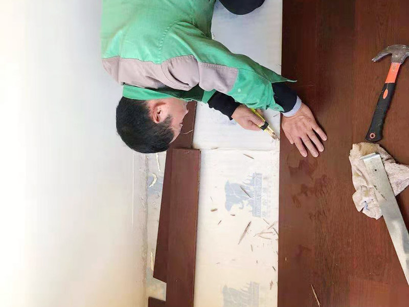 木地板鋪設(shè)施工：地面已經(jīng)清理干凈、平整之后，先要鋪設(shè)一層防潮地墊(不一定非要鋪在木質(zhì)地面的木頭下面)。這一層至少要20-30厘米(大約8英寸)在離墻大約預(yù)留1-3英寸的空隙?，F(xiàn)在可以安裝已經(jīng)選好花色的地板了。需要注意的是所鋪設(shè)的防潮地墊只需要鋪設(shè)大致5—10排的地板。 要確保在地板與墻壁之間留有大約10mm(3/8英寸)的空隙。為了防止地板的第一行的地板滑動，必須用間隔的裝置或者楔子固定。第一行余下的板通常用在第二行的開頭。要確保第二行板的接口與第一行板的接口錯開的長度至少30厘米(1英尺)。