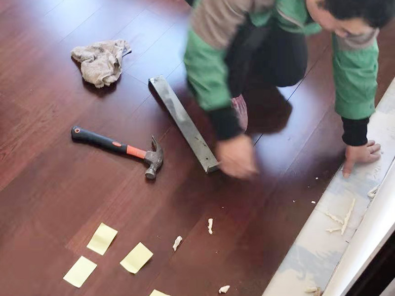 木地板鋪設(shè)施工：地面已經(jīng)清理干凈、平整之后，先要鋪設(shè)一層防潮地墊(不一定非要鋪在木質(zhì)地面的木頭下面)。這一層至少要20-30厘米(大約8英寸)在離墻大約預(yù)留1-3英寸的空隙?，F(xiàn)在可以安裝已經(jīng)選好花色的地板了。需要注意的是所鋪設(shè)的防潮地墊只需要鋪設(shè)大致5—10排的地板。 要確保在地板與墻壁之間留有大約10mm(3/8英寸)的空隙。為了防止地板的第一行的地板滑動，必須用間隔的裝置或者楔子固定。第一行余下的板通常用在第二行的開頭。要確保第二行板的接口與第一行板的接口錯開的長度至少30厘米(1英尺)。