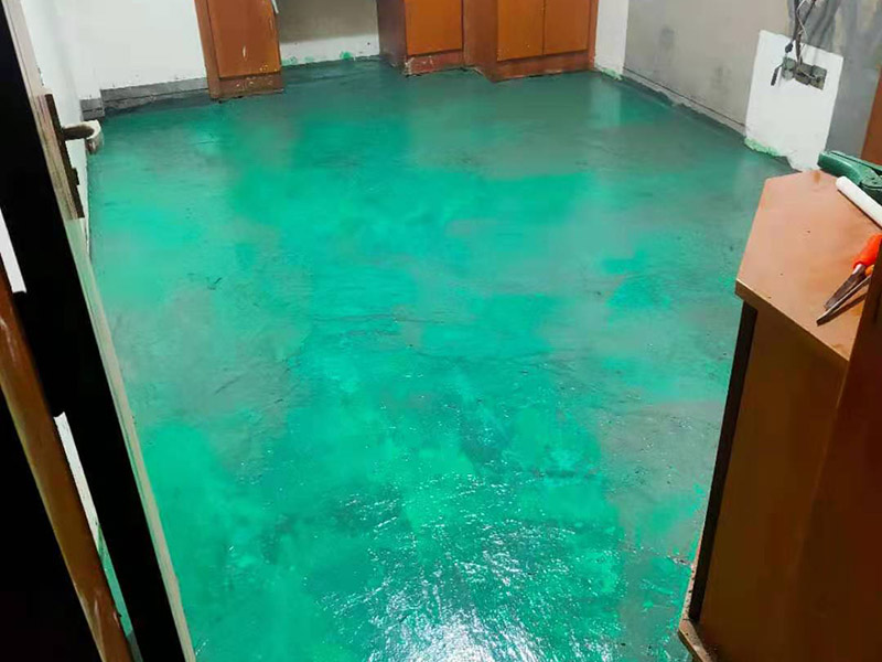 地面找平維修：1、如果地面平整度相對比較高，可以用鋪墊寶找平。比較省事，效果也好。地面平整度差的多了，建議不用鋪墊寶。因為鋪墊寶可以對地面有特別突出的，例如石子等，有調節(jié)作用，對于局部小范圍不平，沒法調節(jié)。弄不好，腳踩著還會發(fā)軟。 　　2、如果地面平整度差的不多，不用調節(jié)不同地面材料的高差，可以用水泥自流平來處理。厚度不高，施工質量很好。 　　3、如果地面平整度差的比較多，建議用水泥沙漿找平，一次可以解決平整度和調整高差兩個問題。 　　4、如果地面的平整度誤差，只在局部范圍，也可以采用更靈活的辦法。在地板安裝前，請安裝工人，用快干粉之類的，實施局部找平，不影響安裝速度和質量。