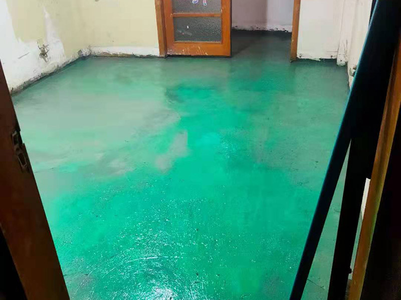 地面找平維修：1、如果地面平整度相對比較高，可以用鋪墊寶找平。比較省事，效果也好。地面平整度差的多了，建議不用鋪墊寶。因為鋪墊寶可以對地面有特別突出的，例如石子等，有調節(jié)作用，對于局部小范圍不平，沒法調節(jié)。弄不好，腳踩著還會發(fā)軟。 　　2、如果地面平整度差的不多，不用調節(jié)不同地面材料的高差，可以用水泥自流平來處理。厚度不高，施工質量很好。 　　3、如果地面平整度差的比較多，建議用水泥沙漿找平，一次可以解決平整度和調整高差兩個問題。 　　4、如果地面的平整度誤差，只在局部范圍，也可以采用更靈活的辦法。在地板安裝前，請安裝工人，用快干粉之類的，實施局部找平，不影響安裝速度和質量。