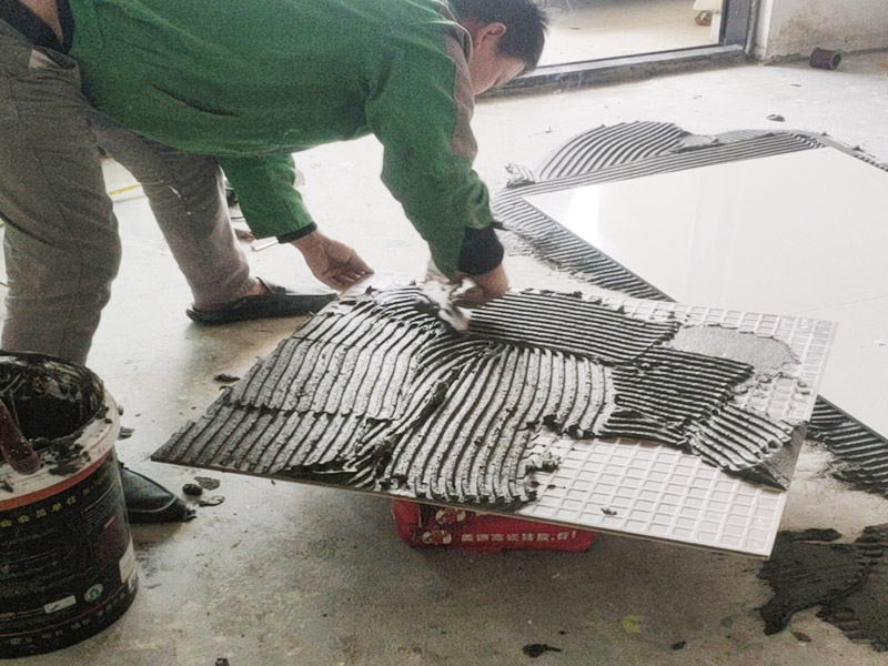 客廳地磚鋪貼:鋪貼前應(yīng)用水泥砂漿找地面或墻面，并按磚體尺寸劃好線，劃線時(shí)需預(yù)留3－5mm的灰縫，以防粘結(jié)物與磚體膨脹系數(shù)不一致而導(dǎo)致不良后果產(chǎn)生。 瓷磚受熱或者冬天遇冷會(huì)存在一定熱脹冷縮，同時(shí)粘貼瓷磚的水泥沙土也會(huì)隨著溫度和濕度的變化出現(xiàn)一定膨脹收縮，瓷磚間不留縫隙很容易導(dǎo)致瓷磚起拱裂開。瓷磚邊緣存在一定誤差，每塊瓷磚不能保證完全的平整，特別是裝修現(xiàn)場(chǎng)切割瓷磚容易出現(xiàn)誤差，留縫能保持整體整齊劃一。 