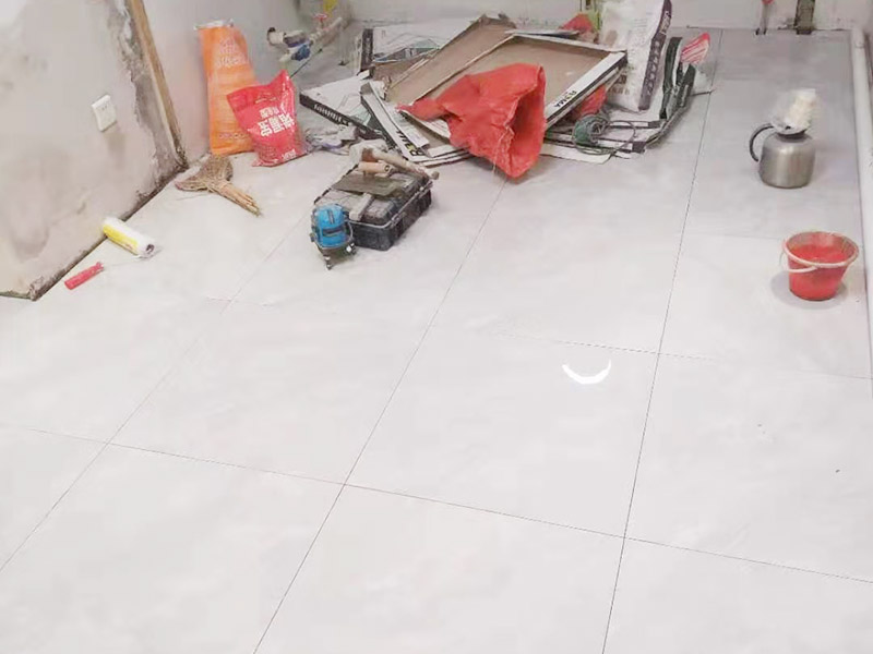 客廳地磚鋪貼:鋪貼前應(yīng)用水泥砂漿找地面或墻面，并按磚體尺寸劃好線，劃線時(shí)需預(yù)留3－5mm的灰縫，以防粘結(jié)物與磚體膨脹系數(shù)不一致而導(dǎo)致不良后果產(chǎn)生。 瓷磚受熱或者冬天遇冷會(huì)存在一定熱脹冷縮，同時(shí)粘貼瓷磚的水泥沙土也會(huì)隨著溫度和濕度的變化出現(xiàn)一定膨脹收縮，瓷磚間不留縫隙很容易導(dǎo)致瓷磚起拱裂開。瓷磚邊緣存在一定誤差，每塊瓷磚不能保證完全的平整，特別是裝修現(xiàn)場(chǎng)切割瓷磚容易出現(xiàn)誤差，留縫能保持整體整齊劃一。 
