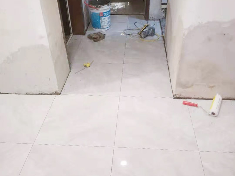 客廳地磚鋪貼:鋪貼前應(yīng)用水泥砂漿找地面或墻面，并按磚體尺寸劃好線，劃線時(shí)需預(yù)留3－5mm的灰縫，以防粘結(jié)物與磚體膨脹系數(shù)不一致而導(dǎo)致不良后果產(chǎn)生。 瓷磚受熱或者冬天遇冷會(huì)存在一定熱脹冷縮，同時(shí)粘貼瓷磚的水泥沙土也會(huì)隨著溫度和濕度的變化出現(xiàn)一定膨脹收縮，瓷磚間不留縫隙很容易導(dǎo)致瓷磚起拱裂開。瓷磚邊緣存在一定誤差，每塊瓷磚不能保證完全的平整，特別是裝修現(xiàn)場(chǎng)切割瓷磚容易出現(xiàn)誤差，留縫能保持整體整齊劃一。 