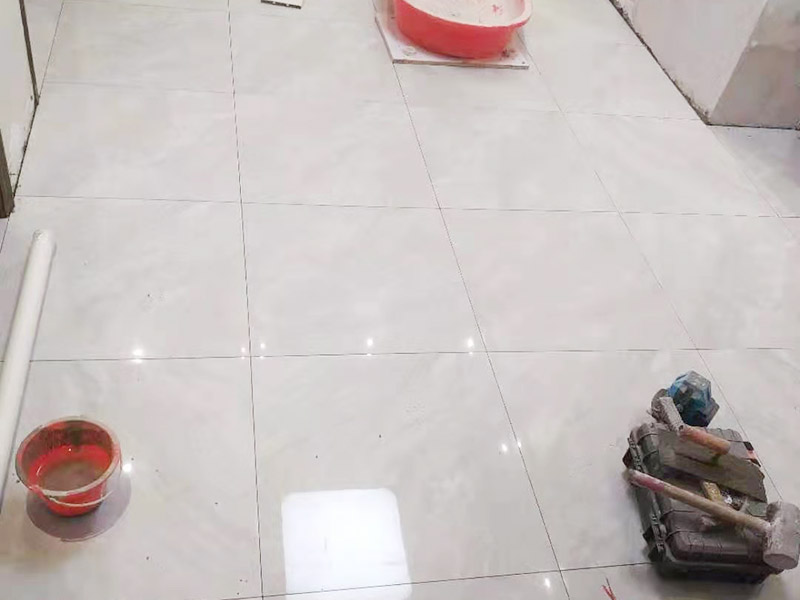 客廳地磚鋪貼:鋪貼前應(yīng)用水泥砂漿找地面或墻面，并按磚體尺寸劃好線，劃線時(shí)需預(yù)留3－5mm的灰縫，以防粘結(jié)物與磚體膨脹系數(shù)不一致而導(dǎo)致不良后果產(chǎn)生。 瓷磚受熱或者冬天遇冷會(huì)存在一定熱脹冷縮，同時(shí)粘貼瓷磚的水泥沙土也會(huì)隨著溫度和濕度的變化出現(xiàn)一定膨脹收縮，瓷磚間不留縫隙很容易導(dǎo)致瓷磚起拱裂開。瓷磚邊緣存在一定誤差，每塊瓷磚不能保證完全的平整，特別是裝修現(xiàn)場(chǎng)切割瓷磚容易出現(xiàn)誤差，留縫能保持整體整齊劃一。 