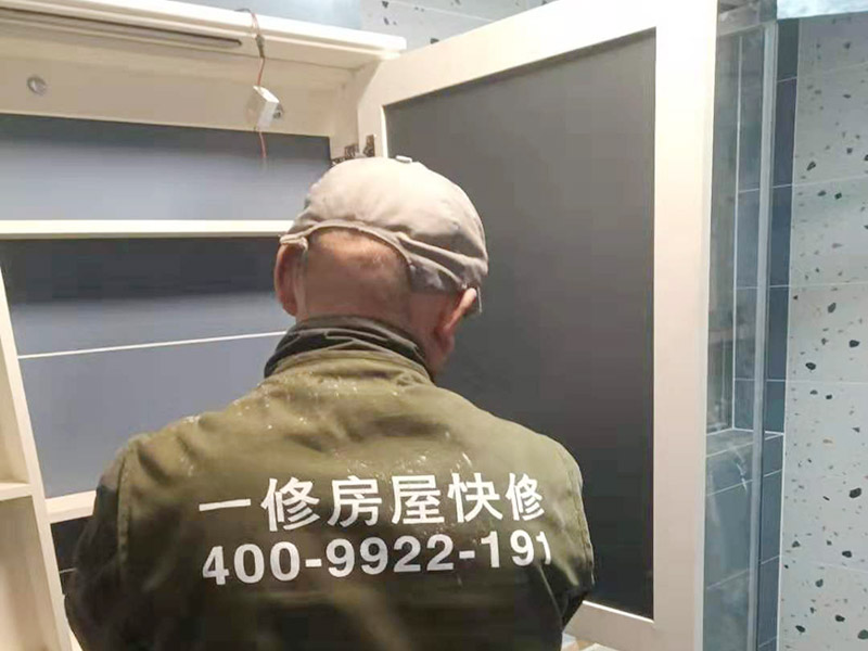 衛(wèi)生間局部安裝：浴室柜鏡子在安裝之前，要測(cè)量好鏡子的尺度，鏡子的尺度應(yīng)該用卷尺量出，然后再在適合的位置，將墻面打孔，然后裝入墻塞，然后將螺絲擰入墻內(nèi)一定深度，然后再確定鏡子的穩(wěn)定性。根據(jù)鏡子背面墻上的兩個(gè)孔，對(duì)準(zhǔn)套入墻內(nèi)的螺絲釘，固定好之后再用手緊緊的將它擰好，然后再用手試一下，看看鏡子會(huì)不會(huì)有松動(dòng)問(wèn)題，如果鏡子沒(méi)有東倒西歪的問(wèn)題，那么鏡子就算是已經(jīng)安裝了，最后，鏡子安裝好之后，要注重鏡面的清潔，一定要用濕毛巾先把鏡子好好擦一下，然后再用干毛巾再擦拭一遍，保證好鏡子的清潔和干凈，就可以進(jìn)行使用了。