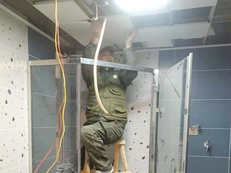 衛(wèi)生間局部安裝：浴室柜鏡子在安裝之前，要測(cè)量好鏡子的尺度，鏡子的尺度應(yīng)該用卷尺量出，然后再在適合的位置，將墻面打孔，然后裝入墻塞，然后將螺絲擰入墻內(nèi)一定深度，然后再確定鏡子的穩(wěn)定性。根據(jù)鏡子背面墻上的兩個(gè)孔，對(duì)準(zhǔn)套入墻內(nèi)的螺絲釘，固定好之后再用手緊緊的將它擰好，然后再用手試一下，看看鏡子會(huì)不會(huì)有松動(dòng)問(wèn)題，如果鏡子沒(méi)有東倒西歪的問(wèn)題，那么鏡子就算是已經(jīng)安裝了，最后，鏡子安裝好之后，要注重鏡面的清潔，一定要用濕毛巾先把鏡子好好擦一下，然后再用干毛巾再擦拭一遍，保證好鏡子的清潔和干凈，就可以進(jìn)行使用了。