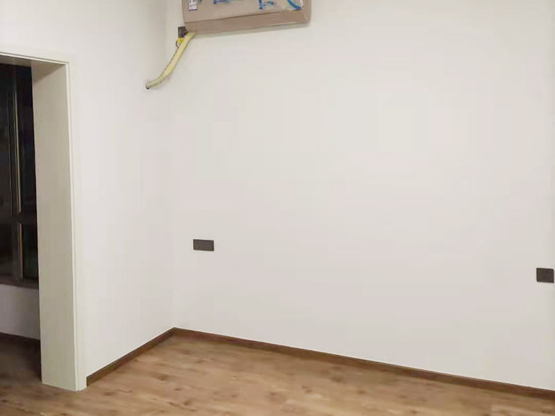 客廳墻面地板翻新：木地板鋪設(shè)之前，要先確保地面平整，然后在地上鋪一層塑料棉膜，塑料棉膜是為了防止地面防潮使木地板變形，接著講木地板都放置在地膜上，這樣在鋪貼的時候比較方便。先確定好木地板鋪設(shè)的方法，確定好之后就可以開始鋪設(shè)了，一般是從墻角開始鋪設(shè)。當(dāng)首塊板鋪上去，第二塊板就必須接連上。然后板與板之間都有槽與突出的插面，插面進(jìn)去槽里要嚴(yán)絲合縫。具體操作是將一塊木地板長面的插面進(jìn)入到前面板的槽里，用手推板的側(cè)面插面進(jìn)入旁邊地板的槽里，如果有縫隙，那么用專用的錘子輕輕敲到一些即可。
