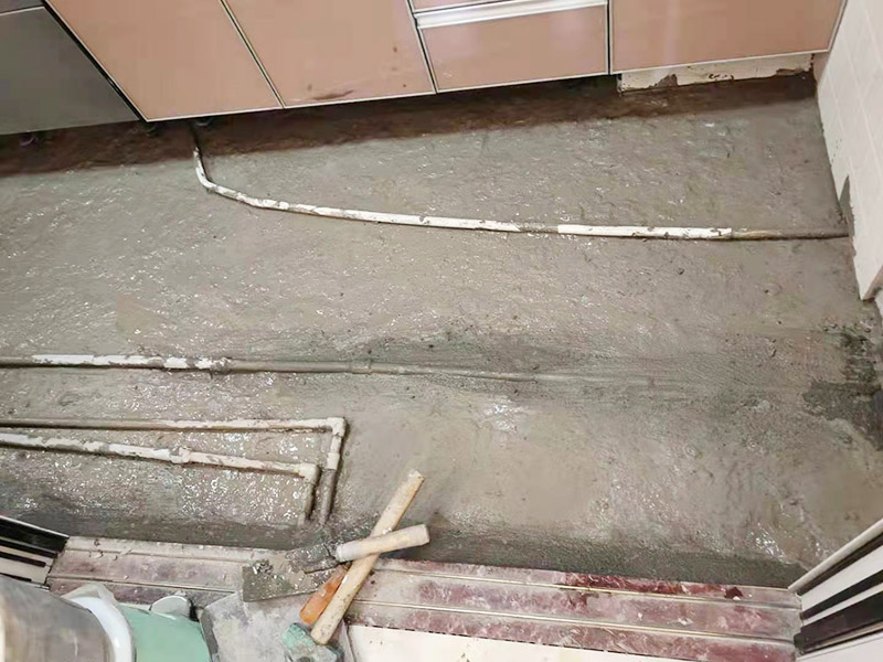 廚房地面埋管找平：一般房屋的地面上有比較凸出的地方，可以采用旋轉(zhuǎn)平磨的方式將高的地方打磨下去前提是下邊沒(méi)有管道。如果高的地方不打磨，那么找平出來(lái)的地面就會(huì)出現(xiàn)由齒刮刮出來(lái)的地面在高的地方同樣留下了同樣多的水泥，最后找出來(lái)的地面好是高的地方依然高，低的地方依然低。同時(shí)打磨還能節(jié)約不少的用料，這是地面找平中一個(gè)很重要的步驟。