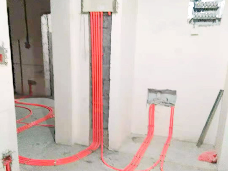 全屋電路布線：首先根據(jù)實際情況定位，定位完成后，電工根據(jù)定位和電路走向，開布線槽，線路槽很有講究，要橫平豎直，不過，規(guī)范的做法，不允許開橫槽，因為會影響墻的承受力。布線一般采用線管暗埋的方式。線管有冷彎管和PVC管兩種，冷彎管可以彎曲而不斷裂，是布線的最好選擇，因為它的轉(zhuǎn)角是有弧度的，線可以隨時更換，而不用開墻。冷彎管要用彎管工具，弧度應該是線管直徑的10倍，這樣穿線或拆線，才能順利。