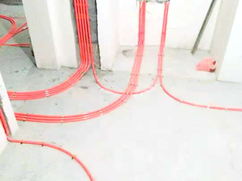 全屋電路布線：首先根據(jù)實際情況定位，定位完成后，電工根據(jù)定位和電路走向，開布線槽，線路槽很有講究，要橫平豎直，不過，規(guī)范的做法，不允許開橫槽，因為會影響墻的承受力。布線一般采用線管暗埋的方式。線管有冷彎管和PVC管兩種，冷彎管可以彎曲而不斷裂，是布線的最好選擇，因為它的轉(zhuǎn)角是有弧度的，線可以隨時更換，而不用開墻。冷彎管要用彎管工具，弧度應該是線管直徑的10倍，這樣穿線或拆線，才能順利。
