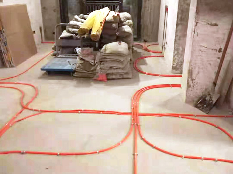 全屋電路布線：首先根據(jù)實際情況定位，定位完成后，電工根據(jù)定位和電路走向，開布線槽，線路槽很有講究，要橫平豎直，不過，規(guī)范的做法，不允許開橫槽，因為會影響墻的承受力。布線一般采用線管暗埋的方式。線管有冷彎管和PVC管兩種，冷彎管可以彎曲而不斷裂，是布線的最好選擇，因為它的轉(zhuǎn)角是有弧度的，線可以隨時更換，而不用開墻。冷彎管要用彎管工具，弧度應該是線管直徑的10倍，這樣穿線或拆線，才能順利。