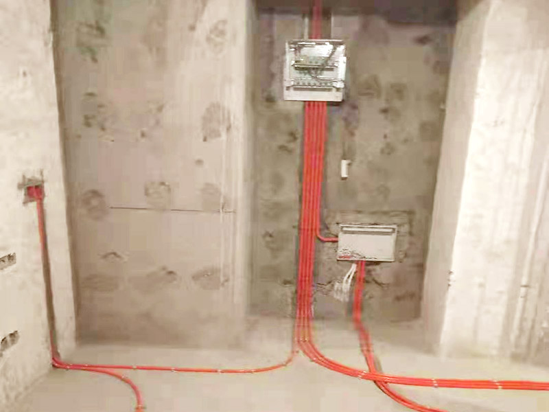 全屋電路布線：首先根據(jù)實際情況定位，定位完成后，電工根據(jù)定位和電路走向，開布線槽，線路槽很有講究，要橫平豎直，不過，規(guī)范的做法，不允許開橫槽，因為會影響墻的承受力。布線一般采用線管暗埋的方式。線管有冷彎管和PVC管兩種，冷彎管可以彎曲而不斷裂，是布線的最好選擇，因為它的轉(zhuǎn)角是有弧度的，線可以隨時更換，而不用開墻。冷彎管要用彎管工具，弧度應該是線管直徑的10倍，這樣穿線或拆線，才能順利。
