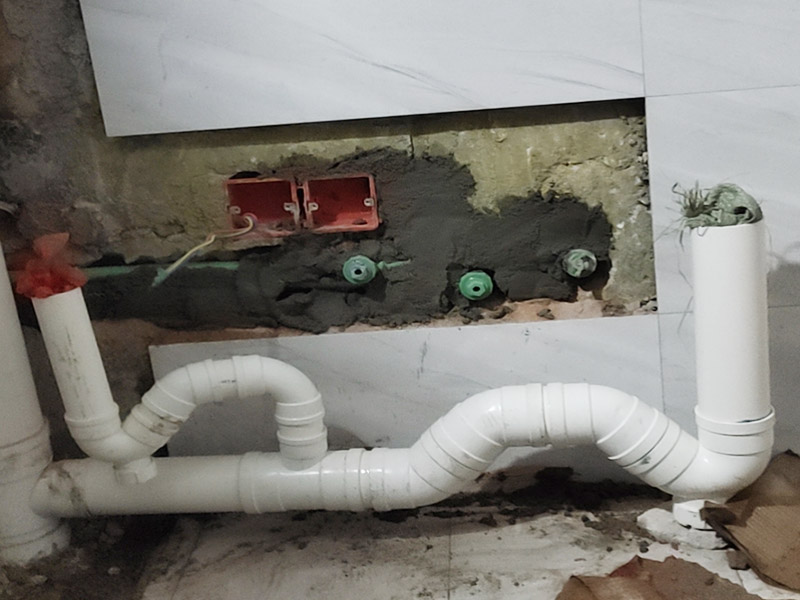 衛(wèi)生間水電改造：電路工程時(shí)，必須先安裝管道，然后再通過布線，以便在日后更換時(shí)布線不動(dòng)。 通過管子不能用軟管防止死角。 沿方向在墻或地面上創(chuàng)建凹槽。 側(cè)溝會(huì)損害建筑物整體的負(fù)荷，抗震性能降低，墻面容易破碎，因此溝槽的開口部分不允許超過30cm。 測(cè)試水路壓力，檢查合格后留出回路的施工圖。 圖形必須與實(shí)際匹配。 圖紙還應(yīng)當(dāng)標(biāo)明布線規(guī)格和開關(guān)，插座的位置。