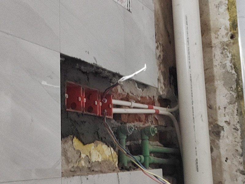 衛(wèi)生間水電改造：電路工程時(shí)，必須先安裝管道，然后再通過布線，以便在日后更換時(shí)布線不動(dòng)。 通過管子不能用軟管防止死角。 沿方向在墻或地面上創(chuàng)建凹槽。 側(cè)溝會(huì)損害建筑物整體的負(fù)荷，抗震性能降低，墻面容易破碎，因此溝槽的開口部分不允許超過30cm。 測(cè)試水路壓力，檢查合格后留出回路的施工圖。 圖形必須與實(shí)際匹配。 圖紙還應(yīng)當(dāng)標(biāo)明布線規(guī)格和開關(guān)，插座的位置。