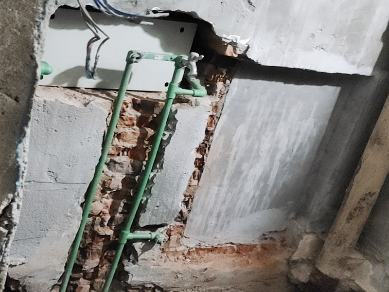 衛(wèi)生間水電改造：電路工程時(shí)，必須先安裝管道，然后再通過布線，以便在日后更換時(shí)布線不動(dòng)。 通過管子不能用軟管防止死角。 沿方向在墻或地面上創(chuàng)建凹槽。 側(cè)溝會(huì)損害建筑物整體的負(fù)荷，抗震性能降低，墻面容易破碎，因此溝槽的開口部分不允許超過30cm。 測(cè)試水路壓力，檢查合格后留出回路的施工圖。 圖形必須與實(shí)際匹配。 圖紙還應(yīng)當(dāng)標(biāo)明布線規(guī)格和開關(guān)，插座的位置。
