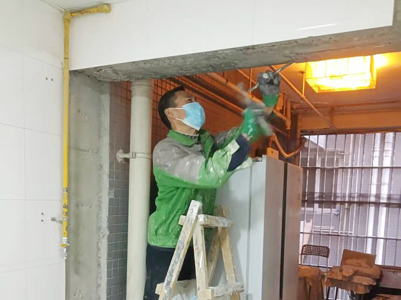 橫梁瓷磚拆除維修：先把地面上的東西全搬出去，然后戴上手套和防護(hù)眼鏡，用錘子把一塊瓷磚敲碎，再用扁的鑿子往里撬，一片一片慢慢鑿，這種方法費(fèi)力費(fèi)時。用小型的電鎬或瓷磚鏟除機(jī)就能輕輕松松完成任務(wù)。此方法省時省力。戴上手套和防護(hù)眼鏡，用小型的電鎬先從墻低的第一塊磚的邊緣開始鏟除，序次鏟除完整個墻面的瓷磚。