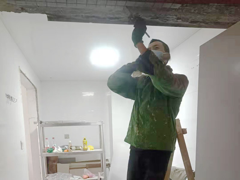 橫梁瓷磚拆除維修：先把地面上的東西全搬出去，然后戴上手套和防護(hù)眼鏡，用錘子把一塊瓷磚敲碎，再用扁的鑿子往里撬，一片一片慢慢鑿，這種方法費(fèi)力費(fèi)時。用小型的電鎬或瓷磚鏟除機(jī)就能輕輕松松完成任務(wù)。此方法省時省力。戴上手套和防護(hù)眼鏡，用小型的電鎬先從墻低的第一塊磚的邊緣開始鏟除，序次鏟除完整個墻面的瓷磚。