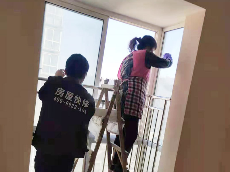 局部安裝裝修：.注意對水龍頭鍍層的保護(hù)，避免其他金屬物體碰壞龍頭鍍層 安裝時，應(yīng)用力擰緊龍頭的冷熱水管，同時用力擰緊龍頭易裝器 墊圈的安裝，由于墊圈在保護(hù)水龍頭方面起到了巨大的作用，一定不能忘記安放墊圈 將要安裝的水龍頭放在預(yù)留的安裝口上，并安裝好套筒，用最大的力氣將它擰緊 安裝好后，打開龍頭，用最大的閥門進(jìn)行放水，清除管道中的淤泥與雜物，清潔水管。
