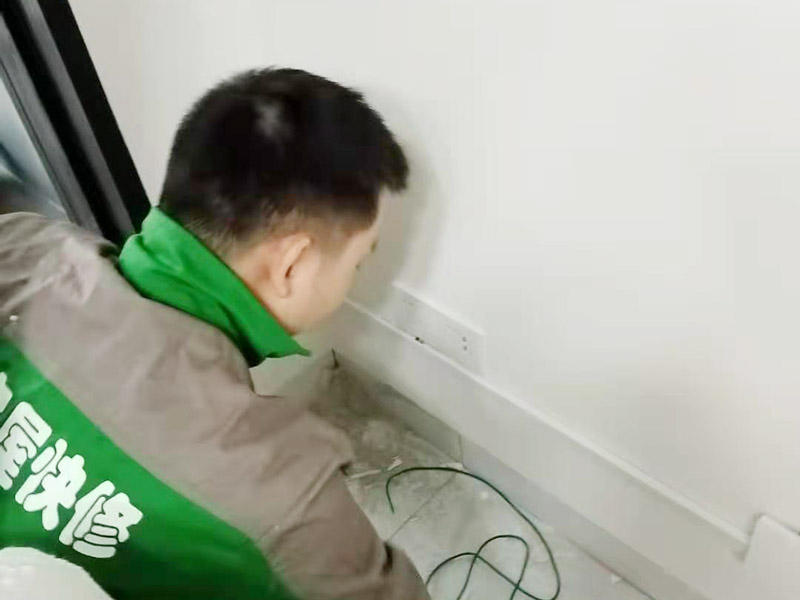 開關(guān)插座安裝：將盒內(nèi)甩出的導(dǎo)線留出維修長度，然后削出線芯，注意不要碰傷線芯。將導(dǎo)線按順時(shí)針方向盤繞在開關(guān)或插座對應(yīng)的接線柱上，然后旋緊壓頭，要求線芯不得外露。 先將盒子內(nèi)甩出的導(dǎo)線由塑料臺(tái)的出線孔中穿出，再把塑料臺(tái)緊貼于墻面用螺絲固定在盒子上。固定好后，將導(dǎo)線按各自的位置從開關(guān)插座的線孔中穿出，按接線要求將導(dǎo)線壓牢。 　　最后將開關(guān)或插座貼于塑料臺(tái)上，找正并用螺絲固定牢，蓋上裝飾板。