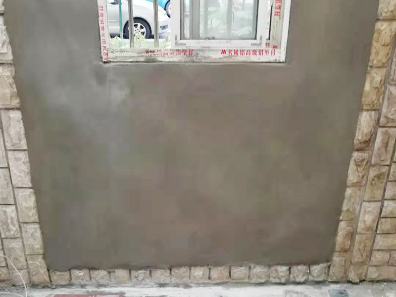 墻面局部翻新：基層裂縫的處理方法，薄而多遍的水泥砂漿抹面：鋼絲刷刷掉起皮的涂料面層。 墻面問(wèn)題處理辦法，進(jìn)行涂料施工、清理墻面，尤其是深顏色的涂料兌水過(guò)多可能導(dǎo)致浮色發(fā)花等不良現(xiàn)象：云石機(jī)切出空鼓的墻面，達(dá)到原有墻面的高度、油污進(jìn)行徹底清洗干凈，刷界面劑，涂刷兩遍墻面漆，批刮柔性膩?zhàn)樱阂早P刀清除墻面已松動(dòng)的膩?zhàn)訉印?待基層完全干燥后，進(jìn)行涂料施工舊房翻新按照下面的步驟，可以用小錘子輕輕敲擊
