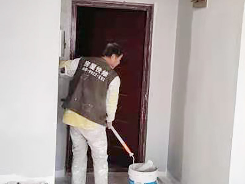 墻面刷墻固施工：1.將墻面清潔干凈，抹灰。 2.然后用石膏在墻面找平，批刮膩?zhàn)印?3.將抹過(guò)膩?zhàn)拥膲γ孀錾把a(bǔ)。 4.涂一層防水膩?zhàn)訉?，再滾涂?jī)杀槿槟z漆。 5.最后將腳線和其他處油漆清理干凈，檢查墻面。