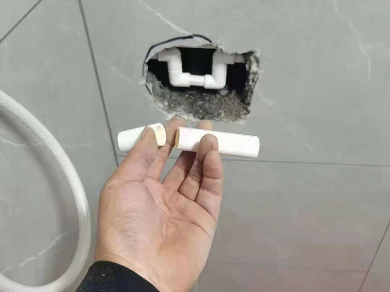 墻內(nèi)水管漏水更換：墻內(nèi)水管漏水，鑿開墻找到漏水點(diǎn)徹底修理好。另外，也可以水電工人先看看什么情況。衛(wèi)生間穿墻管道周邊破壞防水層，但根本就沒有對(duì)防水層認(rèn)真認(rèn)真修復(fù)，漏水隱患很大。穿墻套管漏水有地面上穿墻套管和地面下穿墻套管。